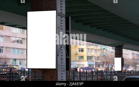Leere Reklametafel am Straßenrand, Vorderansicht Stockfoto