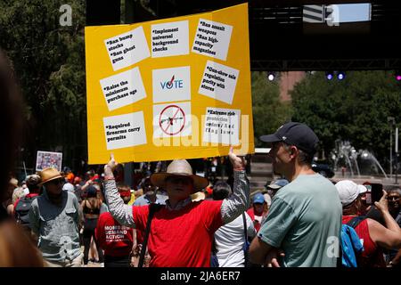 Houston, USA. 27.. Mai 2022. In Houston, Texas, USA, versammelten sich Plakate, um gegen Waffengewalt zu protestieren, 27. Mai 2022. Houston, die größte Stadt des südwestlichen US-Bundesstaates Texas, wagt sich auf mehrere Proteste ein, die um Waffenkontrolle rufen, da die National Rifle Association (NRA) am Freitag, nur wenige Tage nach der Uvalde, Texas, ihre jährliche Versammlung im Stadtzentrum startet und 21 Menschenleben fordert. Quelle: Chengyue Lao/Xinhua/Alamy Live News Stockfoto