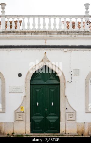 OLHAO, PORTUGAL - 13.. FEBRUAR 2022: Historisches Haus einer bedeutenden Persönlichkeit, Luiz Bernardino da Silva, in Olhao, Algarve, Portugal. Stockfoto