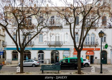 OLHAO, PORTUGAL - 13.. FEBRUAR 2022: Typische Architektur der Algarve rustikale Gebäude mit komplizierten Designs von Verkleidungsbrettungen. Stockfoto