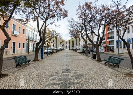 OLHAO, PORTUGAL - 13.. FEBRUAR 2022: Blick auf die Hauptstraße der Republik in Olhao, mit schönen Kopfsteinpflasterarbeiten, Algarve, Portugal. Stockfoto