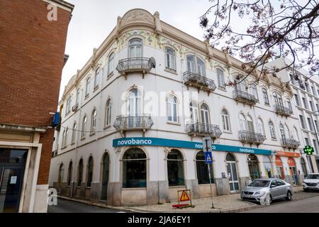 OLHAO, PORTUGAL - 13.. FEBRUAR 2022: Typische Architektur der Algarve rustikale Gebäude mit komplizierten Designs von Verkleidungsbrettungen. Stockfoto