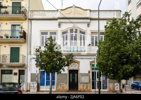 OLHAO, PORTUGAL - 13.. FEBRUAR 2022: Historisches Haus Sociedade Recreativa Progresso Olhanense, in Olhao, Algarve, Portugal. Stockfoto