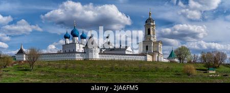 Serpuchow, - 01. Mai 2022 -Vysozki Männer Kloster, Sonnenlicht, unter blauem Himmel, Serpuchow Stadt, Moskau Russiapanorama Stockfoto