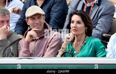 Zinedine Zidane und seine Frau Veronique Zidane nehmen am Tag 6 der French Open 2022, Roland-Garros 2022, dem zweiten Grand Slam Tennisturnier der Saison am 27. Mai 2022 im Roland-Garros-Stadion in Paris, Frankreich, Teil - Foto Jean Catuffe / DPPI Stockfoto