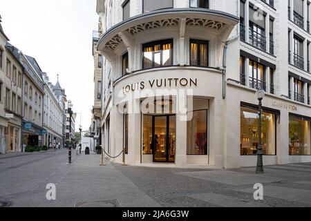 Luxemburg-Stadt, Mai 2022. Außenansicht des Louis Vuitton Markenschuppens im Stadtzentrum Stockfoto