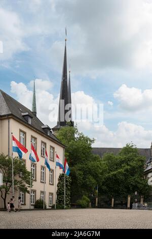 Luxemburg, 2022. Mai. Die Flaggen Luxemburgs fliegen auf einem Platz im Stadtzentrum Stockfoto