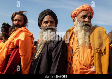 Sadhus schauende Rückworte während der Prozession zum heiligen Ganges Fluss während des Kumbh Mela. Alle zwölf Jahre beginnen Millionen von hinduistischen Anhängern eine massive Pilgerfahrt zu den heiligsten indischen Festen: Dem Kumbha Mela, der in Prayagraj stattfindet, einem Ort, der als besonders vielversprechend gilt, weil er sich am Zusammenfluss des Ganges, Yamuna und des mythischen Samswati befindet. Es wird geschätzt, dass im Jahr 2019 120 Millionen Menschen im Laufe von eineinhalb Monaten an der heiligen Einfriedung teilnahmen. Diese Zahlen, entspricht der Gesamtbevölkerung von Japan, und 40-mal die Zahl der Pilger, die Stockfoto