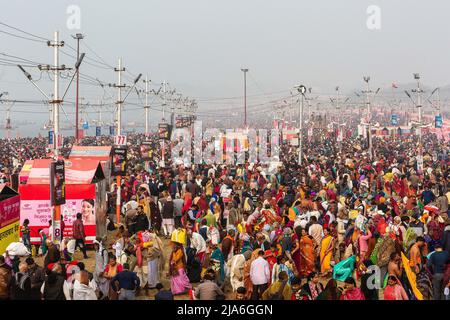 Tausende von Pilgern an den Ufern des Ganges bereiten sich auf das Kumbh Mela-Fest vor, um im heiligen Wasser zu baden. Alle zwölf Jahre beginnen Millionen von hinduistischen Anhängern eine massive Pilgerfahrt zu den heiligsten indischen Festen: Dem Kumbha Mela, der in Prayagraj stattfindet, einem Ort, der als besonders vielversprechend gilt, weil er sich am Zusammenfluss des Ganges, Yamuna und des mythischen Samswati befindet. Es wird geschätzt, dass im Jahr 2019 120 Millionen Menschen im Laufe von eineinhalb Monaten an der heiligen Einfriedung teilnahmen. Diese Zahlen entsprechen der Gesamtbevölkerung Japans und 40-mal Stockfoto