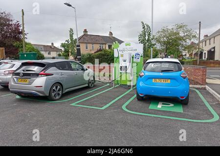 Nissan Leaf und Renault Zoe laden am schnellen EV-Ladegerät auf dem Lidl-Parkplatz Taunaton UK Stockfoto