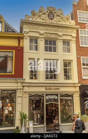 Alkmaar, Niederlande, Mai 2022. Malerische Fassaden, Kanäle und Straßen in Alkmaar. Hochwertige Fotos Stockfoto