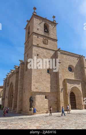 Cáceres Spanien - 09 12 2021: Fassade an der Kathedrale von Santa Maria, der Kathedrale von Santa María de Caceres, auf dem Platz der Heiligen Maria, plaza de Santa Mar Stockfoto