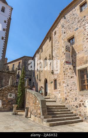 Cáceres Spanien - 09 12 2021: Blick auf den St. Jorge plaza, Touristen besuchen und San Francisco Javier Kirche oder Preciosa Sangre Kirche als Backgrou Stockfoto