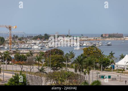 Luanda Angola - 10 13 2021: Luanda Bucht, Luftaufnahme an der Marina auf Cape Island, ilha do cabo, atlantik, Parcela 3 und Downtown Luanda Marginal Stockfoto