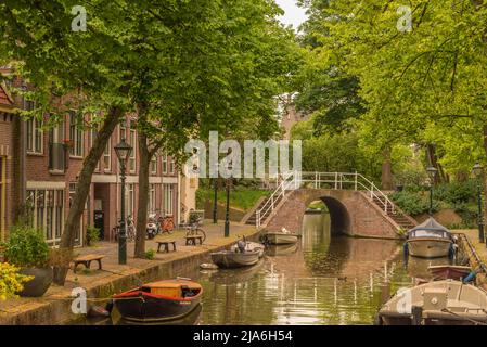 Alkmaar, Niederlande, Mai 2022. Malerische Fassaden, Kanäle und Straßen in Alkmaar. Hochwertige Fotos Stockfoto