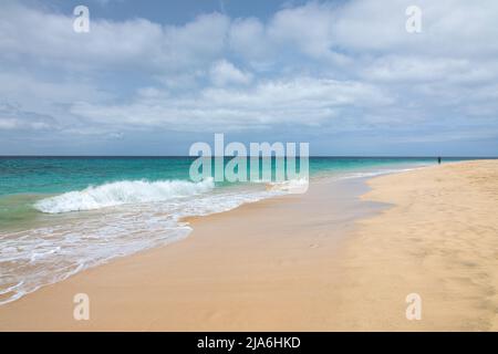 Eine einfarbige Figur am idyllischen, leeren weißen Sandstrand von Ponta Preta, Santa Maria, Sal Island, Kap Verde, Cabo Verde Islands, Afrika Stockfoto