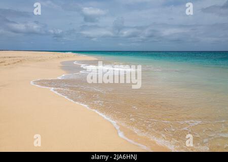 Der idyllisch leere weiße tropische Sandstrand von Ponta Preta, Santa Maria, Sal Island, Kap Verde, Cabo Verde Inseln, Afrika Stockfoto