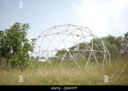 Geodätische Kuppel PVC-Rohr Gebäude Stockfoto