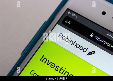 Kumamoto, JAPAN - Jan 31 2021 : Robinhood-Logo auf dem iPhone. Robinhood ist ein US-Finanzunternehmen, das Handel mit Aktien anbietet Stockfoto