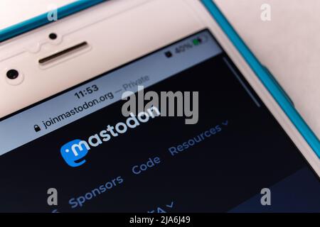 Kumamoto, JAPAN - Feb 8 2021 : Mastodon-Logo, kostenlose Open-Source-Software zum Ausführen von selbst gehosteten SNS auf einem iPhone Stockfoto