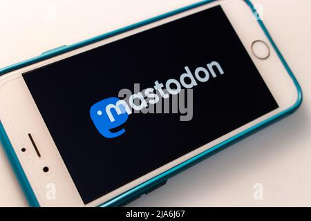 Kumamoto, JAPAN - Feb 8 2021 : das Logo von Mastodon, einer kostenlosen Open-Source-Software zum Ausführen von selbst gehosteten SNS auf einem iPhone Stockfoto