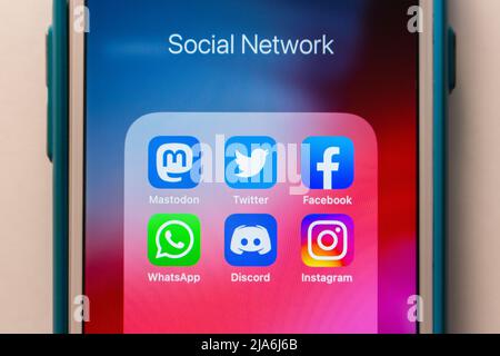 Kumamoto, JAPAN - Feb 8 2021 : App-Symbole von Mastodon und beliebten SNS (Twitter, Facebook, WhatsApp, Discord und Instagram) auf einem iPhone. Stockfoto