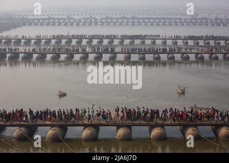 Prayagraj, Uttar Pradesh, Indien. 4.. Februar 2019. Tausende von Pilgern erreichen das Kumbh Mela, indem sie viele der provisorischen Brücken über den Ganges überqueren. Alle zwölf Jahre beginnen Millionen von hinduistischen Anhängern eine massive Pilgerfahrt zu den heiligsten indischen Festen: Dem Kumbha Mela, der in Prayagraj stattfindet, einem Ort, der als besonders vielversprechend gilt, weil er sich am Zusammenfluss des Ganges, Yamuna und des mythischen Samswati befindet. Es wird geschätzt, dass im Jahr 2019 120 Millionen Menschen im Laufe von eineinhalb Monaten an der heiligen Einfriedung teilnahmen. Diese Zahlen entsprechen Th Stockfoto