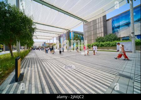 DUBAI, VAE, 22.. März 2022. Besucher spazieren zwischen den Pavillons der Expo 2020 in Dubai, Vereinigte Arabische Emirate. Stockfoto