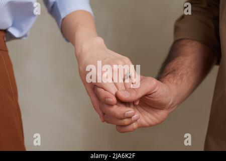 Nahaufnahme eines Studios mit unkenntlich affiierten Männern und Frauen, die ihre Hände zärtlich halten Stockfoto