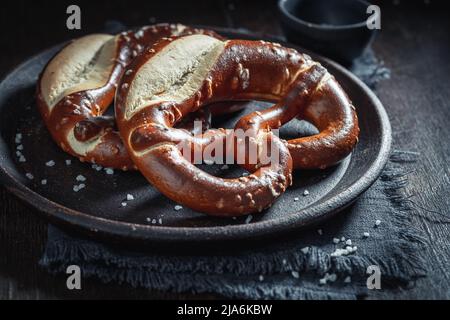 Knusprige und heiße Brezeln mit Salz, frisch zu Hause gebacken. Frisch gebackene salzige Brezeln. Stockfoto