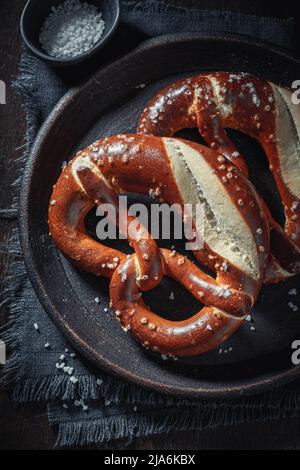 Hausgemachte und knusprige Brezeln mit zu Hause frisch gebackenem Salz. Frisch gebackene salzige Brezeln. Stockfoto