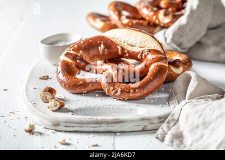 Leckere und knusprige Brezeln als Snack für Bier. Frisch gebackene salzige Brezeln. Stockfoto