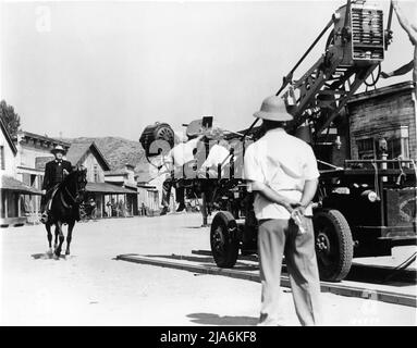 SPENCER TRACY am Drehort als Cattleman Colonel Jim Brewton, der auf der Straße aus den 1880ern reiten und eine Szene für DAS GRASMEER drehen konnte 1947 Regisseur ELIA KAZAN Roman Conrad Richter Kameramann Harry Stradling Sr. Herrenkostüme Valles Produzent Pandro S. Berman Metro Goldwyn Mayer Stockfoto