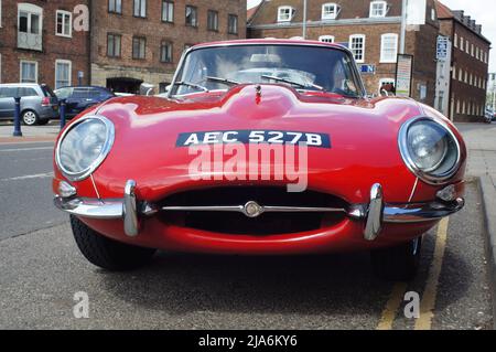 Vorderansicht eines roten Jaguar E-Type Sportwagens auf der Straße in Boston Lincolnshire Stockfoto