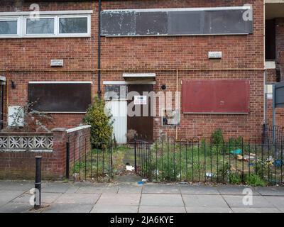 Verladen verurteilte Wohnungen auf einem gemeinderat in East London. Stockfoto