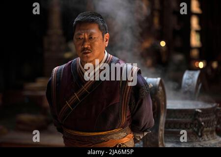 BENEDICT WONG IN DOCTOR STRANGE IN THE MULTIVERSE OF MADNESS (2022), REGIE: SAM RAIMI. Quelle: Marvel Studios / Truenorth Productions / Album Stockfoto
