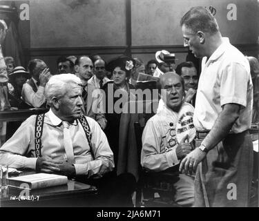 SPENCER TRACY PHILIP COOLIDGE FLORENCE ELDRIDGE FREDRIC MARCH und Regisseur STANLEY KRAMER am Set offen während der Dreharbeiten zu INHERIT THE WIND 1960 spielen Regisseur/Produzent STANLEY KRAMER Jerome Lawrence und Robert E. Lee Stanley Kramer Productions / United Artists Stockfoto