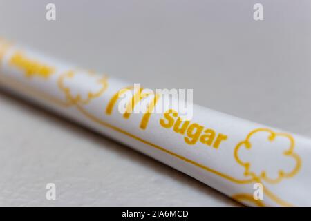 Kumamoto, JAPAN - Jan 8 2021 : Nahaufnahme McDonald’s Stick shaped Sugar Packet on Tray Stockfoto