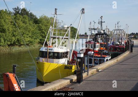 Farbenfrohe Fischerboote, die an einem sonnigen Tag in Boston Lincolnshire am Fluss Haven ankern Stockfoto