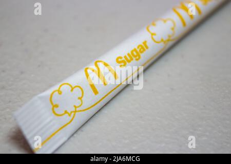 Kumamoto, JAPAN - Jan 8 2021 : Nahaufnahme McDonald’s Stick shaped Sugar Packet on Tray Stockfoto