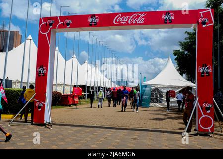 Nairobi, Kenia. 27.. Mai 2022. Während der FIFA-Weltcup-Tour und der öffentlichen Besichtigung in Nairobi treffen die Bewohner im Kenyatta International Convention Center (K.I.C.) ein, um einen historischen Moment zu erleben. Die Trophäe der FIFA-Weltmeisterschaft landete in Kenia für eine zweitägige Tour, bei der die Öffentlichkeit vor der diesjährigen Weltmeisterschaft in Katar angesehen werden konnte. (Foto von Donwilson Odhiambo/SOPA Images/Sipa USA) Quelle: SIPA USA/Alamy Live News Stockfoto