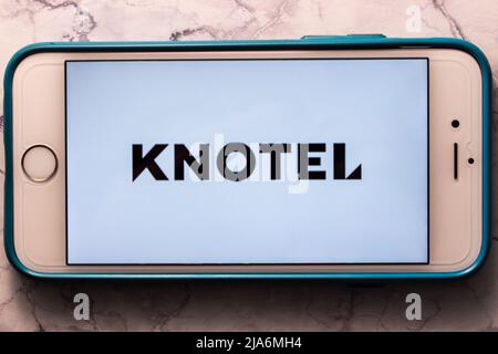 Kumamoto, JAPAN - Feb 8 2021 : Closeup-Logo von Knotel, einer globalen Workspace-Plattform, die den Raum für Unternehmen und Kunden auf dem iPhone verwaltet. Stockfoto