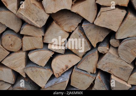 Ein Holzstapel, der für den kalten Winter vorbereitet ist. Kroatische Landschaft. Brennholz gestapelt Brennholz in verschiedenen Größen.trockenes, gehacktes Brennholz in einem Pil gestapelt Stockfoto