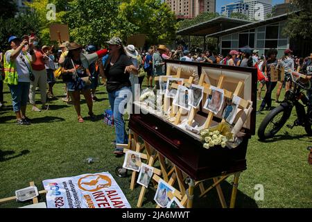Houston, USA. 27.. Mai 2022. Kundgebung zum Protest gegen Waffengewalt in Houston, Texas, USA, 27. Mai 2022. Houston, die größte Stadt des südwestlichen US-Bundesstaates Texas, wagt sich auf mehrere Proteste ein, die um Waffenkontrolle rufen, da die National Rifle Association (NRA) am Freitag, nur wenige Tage nach der Uvalde, Texas, ihre jährliche Versammlung im Stadtzentrum startet und 21 Menschenleben fordert. Quelle: Chengyue Lao/Xinhua/Alamy Live News Stockfoto