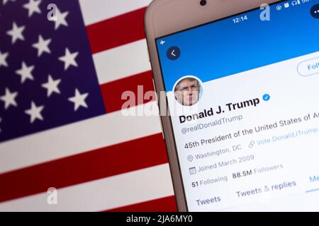 Kumamoto, JAPAN - 15 2021. Feb : Donald Trump Twitter-Account (realDonaldTrump) auf iPhone unter US-Flagge. Das Konto ist dauerhaft gesperrt Twitter sagt Stockfoto