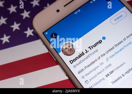 Kumamoto, JAPAN - 15 2021. Feb : Donald Trump Twitter-Account (realDonaldTrump) auf iPhone unter US-Flagge. Das Konto ist dauerhaft gesperrt Twitter sagt Stockfoto