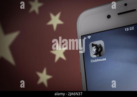 Kumamoto, JAPAN - Feb 15 2021 : Clubhouse-App auf dem iPhone-Bildschirm mit Hintergrund chinesischer Flagge. Clubhouse-App wurde Berichten zufolge im Februar 2021 in China verboten Stockfoto