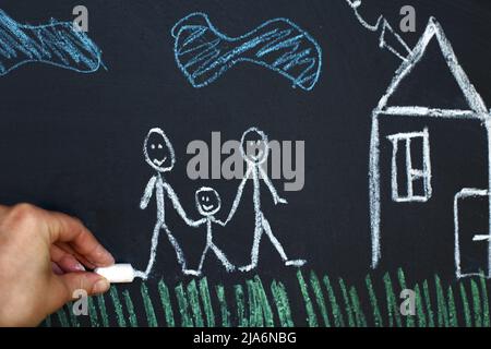 Zeichnung glücklich homosexuelle Eltern mit einem Kind auf einem Kreidetafel. Homosexuell Familienkonzept Stockfoto