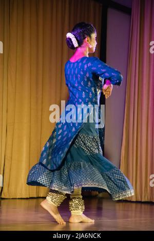 Indian Girl Dancing Bhrathanatiyam auf der Bühne - Asian girl 20-25 years old. Stockfoto