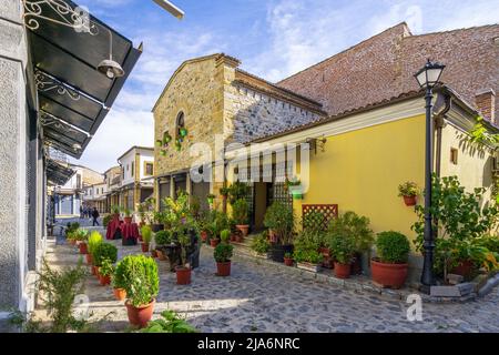 Eine der Sehenswürdigkeiten von Korca, Albanien, Ottomane Alter Basar mit blau bewölktem Himmel. Stockfoto